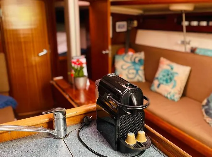 Segelyacht Ботель *